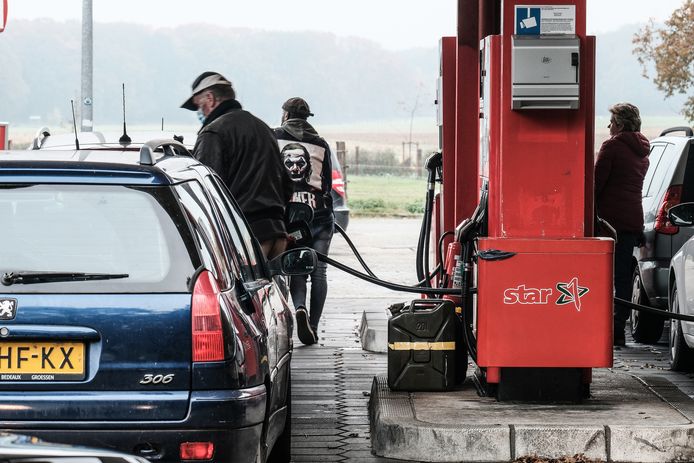 Pekkadillo waarom niet single Nederlanders als 'rijdende bommen' terug uit Duitsland: zo bizar veel  benzine mag je vervoeren | Auto | AD.nl