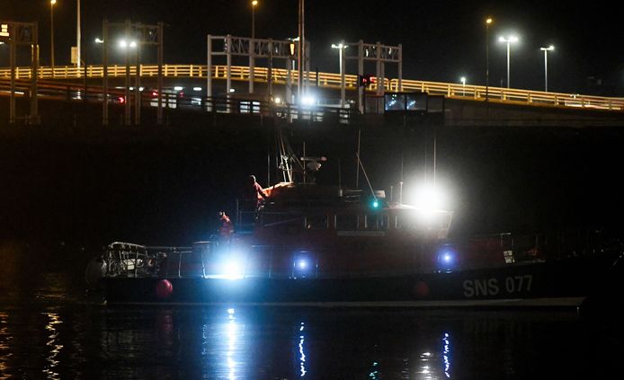 Reddingswerkers gaan het water op in een poging de lichamen van de slachtoffers te bergen