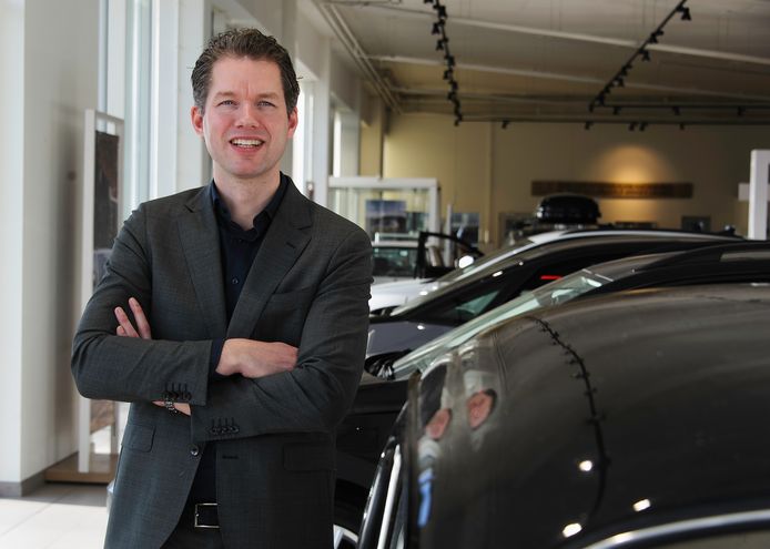 Commercieel directeur Reinier de Koning van Ames in de VW-showroom.