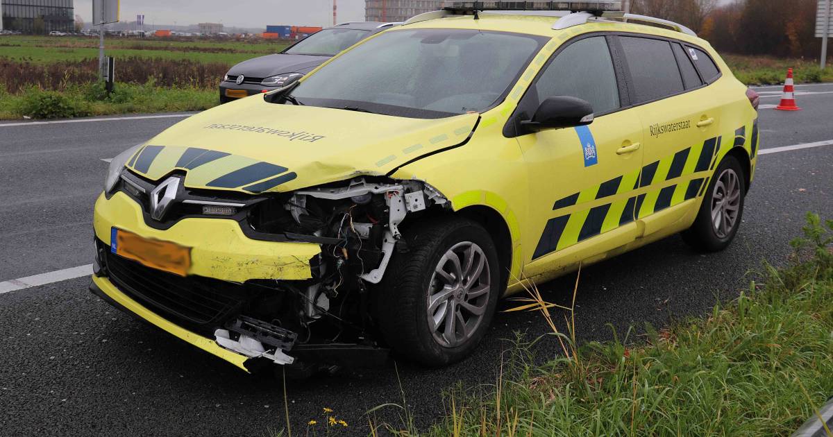 Botsing tussen Rijkswaterstaatwagen en personenauto op afrit A59 bij Waalwijk.