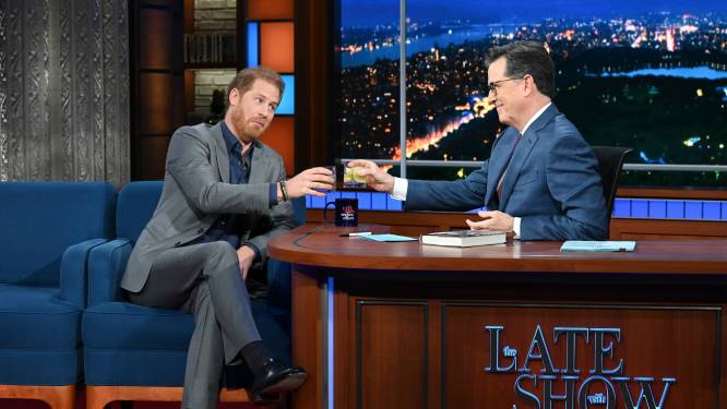 Le prince Harry survolté dans le talk-show de Stephen Colbert: “Voilà comment je me suis retrouvé avec le pénis gelé”