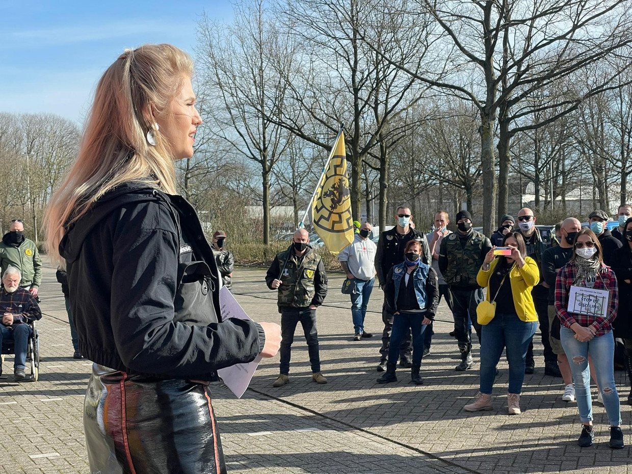 Carrera Neefs op een betoging waar de 'zwarte zon' te zien is op een vlag, het nazisymbool dat Tomas Boutens promoot Beeld Klaas De Scheirder