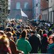 Spontane carnavalsstoet trekt door Brussel: honderden feestvierders troepen samen