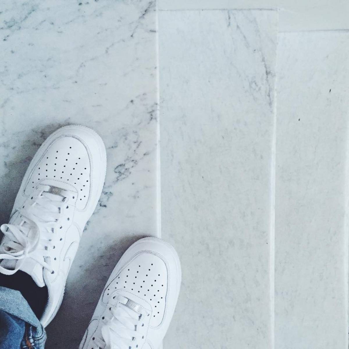 Getest de ultieme hack om witte sneakers terug wit te krijgen Mode Beauty hln.be