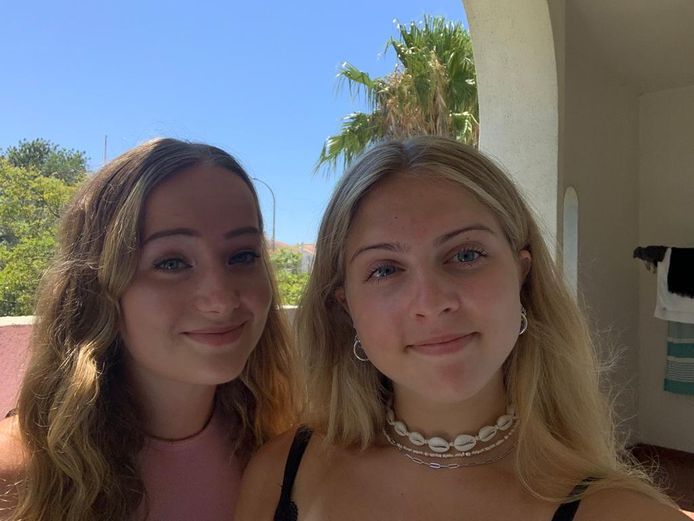 Julia Strik (rechts) en Marieke van Bergen missen de uitreiking van hun diploma omdat ze in quarantaine zitten in Portugal.