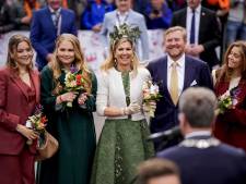 Dansen, zingen en tompoucen uitdelen: volop feest tijdens koninklijke wandeling door Emmen