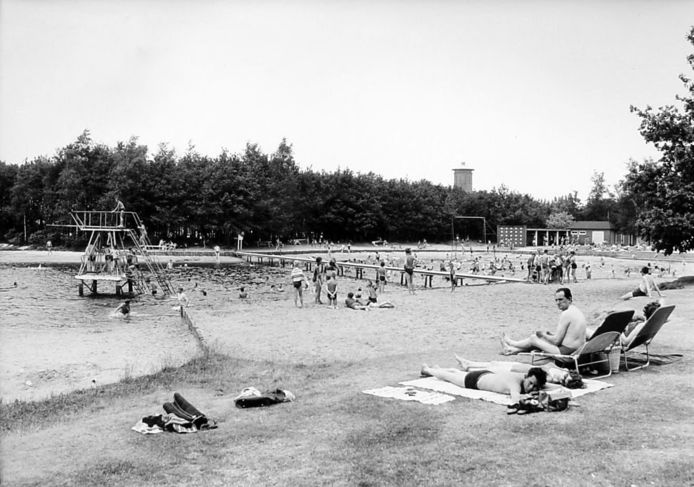 Het zwembad in de Nieuwkuijkse Wiel, met op de achtergrond de watertoren, 1967.
