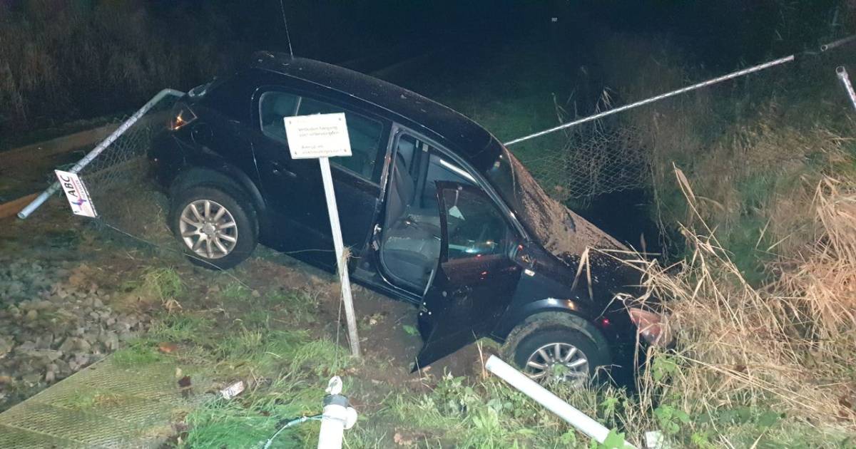 Ravage op spoor na ongeluk met auto in Enschede, bestuurder is spoorloos.