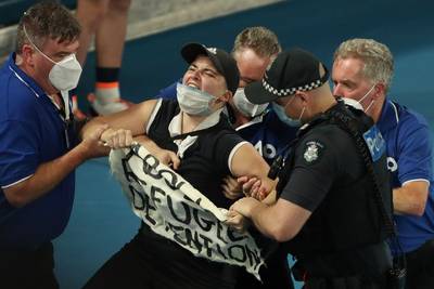 Un militant du droit des réfugiés interrompt la finale de l’Open d’Australie