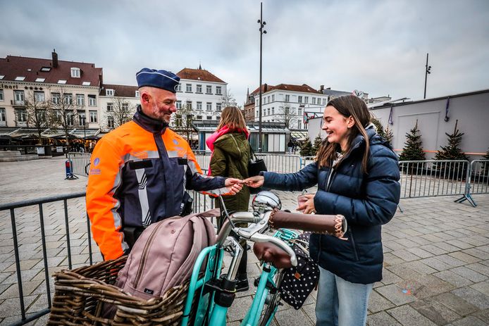 politiecontrole voor fietsers en bromfietsers op het Zand te Brugge