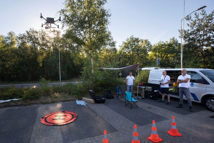 Met drones monitort een team van Rijkswaterstaat de verkeers situatie rondom afslag A2 want door de werkzaamheden die er momenteel plaatsvinden, zoekt het verkeer op andere plekken zijn weg.