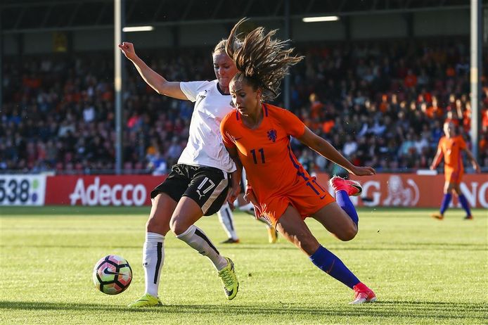 Lieke Martens van het Nederlands vrouwenelftal in duel met Sarah Puntigam van Oostenrijk in de Adelaarshorst in Deventer.