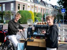 Koffiekar waar klanten zelf prijs mogen bepalen is een hit: ‘Krijgen veel positieve reacties’