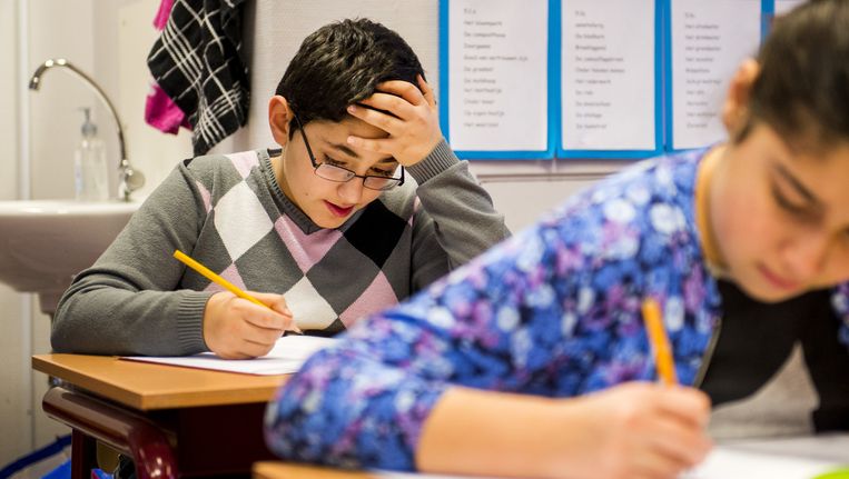 Leerlingen van de Prinses Marijkeschool buigen zich over de opgaven van de Cito-toets. Beeld ANP