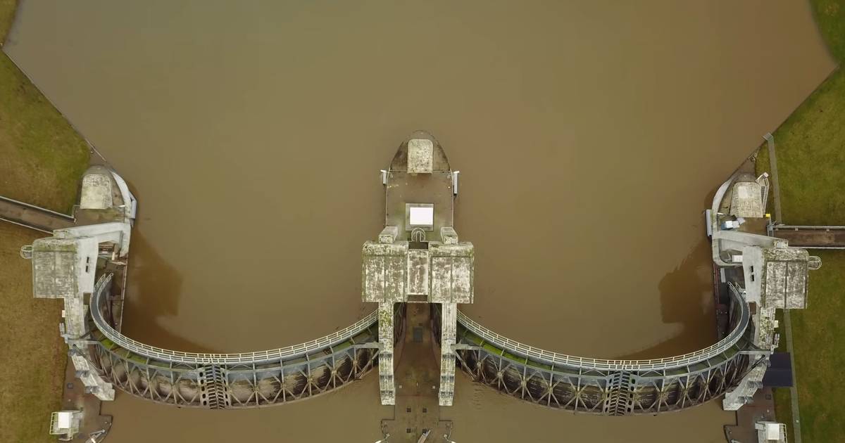 De sluis van Driel, een kunstwerk in een grote plas water Hoog water gelderlander.nl