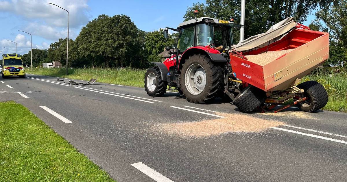 Graan en brokstukken op weg in De Krim na botsing tussen auto en trekker, een persoon gewond
