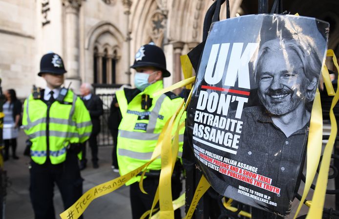 Beeld aan de rechtbank in Londen vandaag. Wikileaks-oprichter Julian Assange riskeert in totaal tot maximaal 175 jaar cel in de VS.