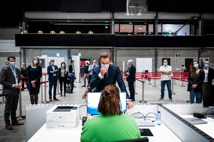 Minister van Volksgezondheid Hugo de Jonge tijdens een werkbezoek aan een vaccinatielocatie in Breda.