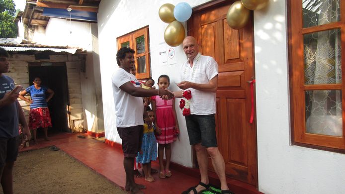 Henk Snijders met zijn Sri Lankaanse partner Amith Kumara.
