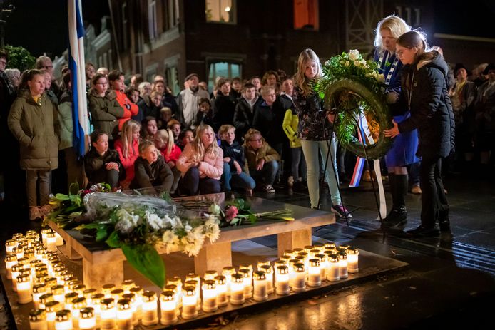 De kranslegging bij de herdenking van 75 jaar stadhuisramp Heusden, vorig jaar