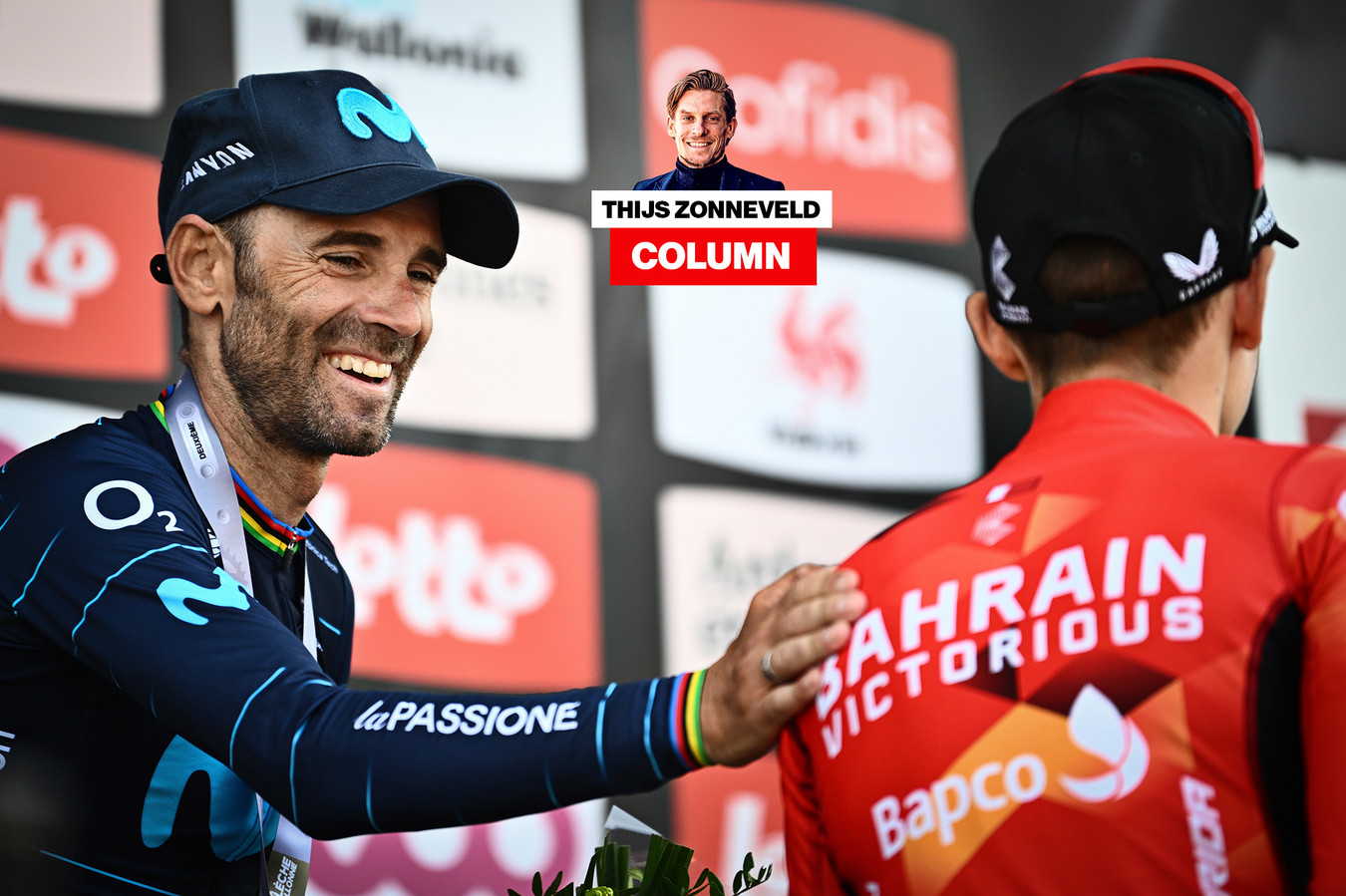 Een lachende Alejandro Valverde op het podium bij de Waalse Pijl.
