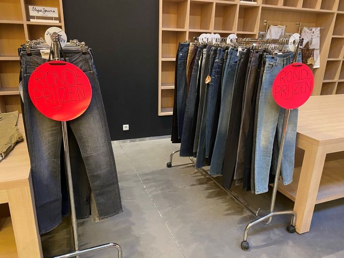 De broeken worden geveild met een startbod van één euro per item