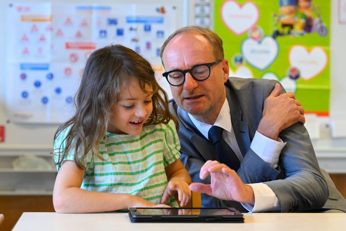 Vlaams minister van Onderwijs (N-VA) legde een kindje uit de derde kleuterklas uit hoe ze de zogenaamde KOALA-test - die elke vijfjarige test op hun taalvaardigheid - moet maken.