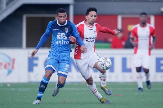 Dabney Dos Santos van Heracles en Tom Hiariej van FC Emmen.