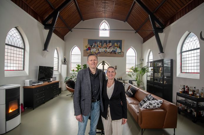 Erik en Irma Groot Wesseldijk in hun kerkje