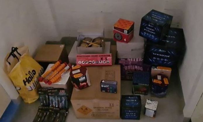 In totaal werd 98 kilo vuurwerk gevonden.