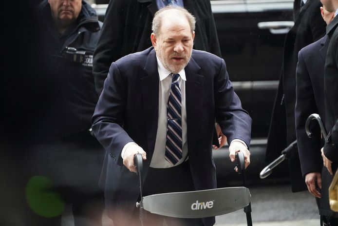 Harvey Weinstein komt aan in de rechtbank in New York.