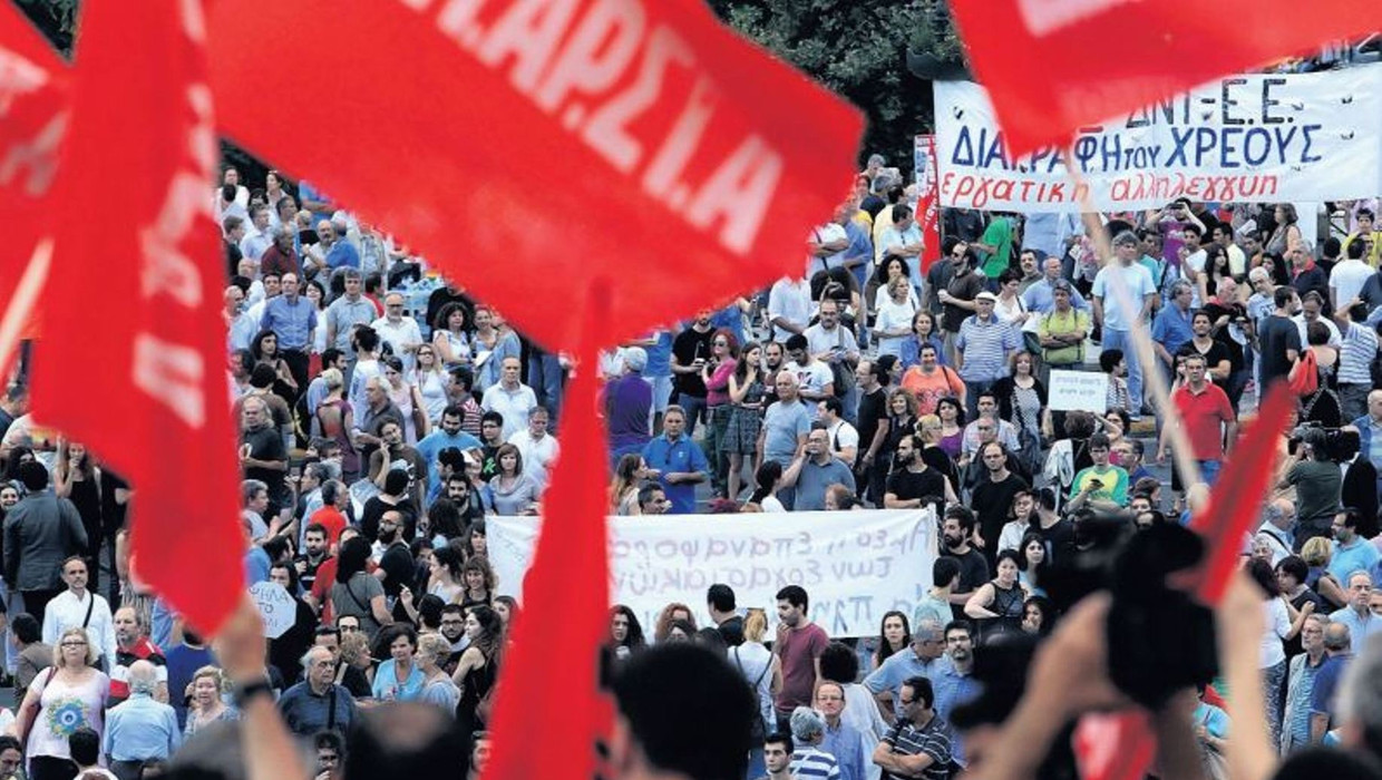 Grieken demonstreerden gisteravond voor het parlement in Athene tegen verdere bezuinigingen en vóór de linkse regering Beeld epa