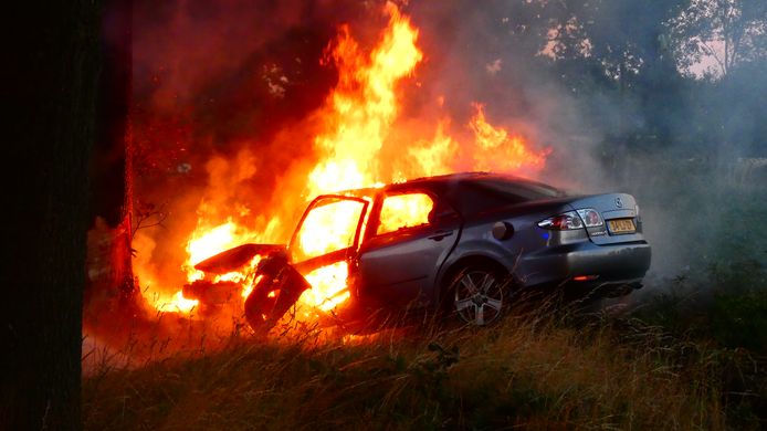 Het is niet duidelijk hoe de auto in brand is gevlogen. Een berger komt het voertuig takelen.