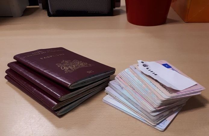 Een Syriër werd in september opgepakt op Eindhoven Airport met liefst zeventien paspoorten en evenveel verblijfskaarten in zijn rugzak. Die ging hij ‘teruggeven', zei hij in de rechtbank.