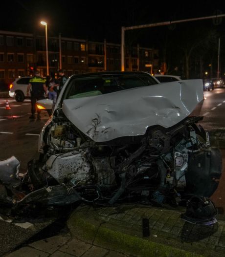 Veel schade op kruising in Eindhoven door botsende auto's