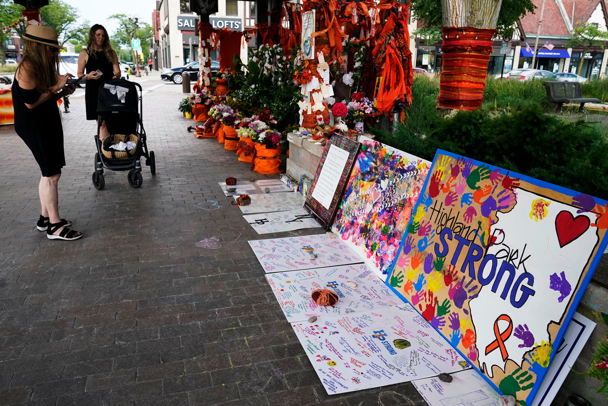 Bloemen en tekeningen voor de slachtoffers van de schietpartij in Highland Park, een buitenwijk van Chicago. Zeven mensen kwamen daarbij om het leven. Beeld AP