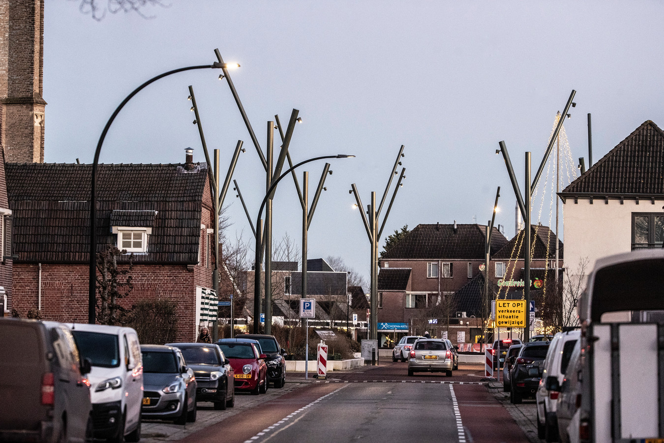 Zijn het hijskranen? Nee, nieuwe lantaarnpalen in centrum Didam ‘Ineens stonden ze er’ Foto