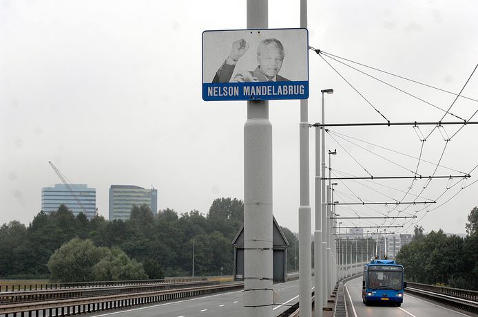 De Eldenseweg in Arnhem-Zuid op archiefbeeld. De vangrail tussen de rijstroken gaat verdwijnen, de afscheiding langs de busbaan blijft.