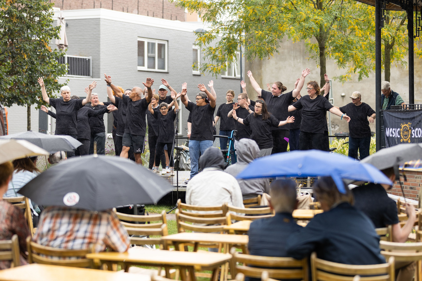 Dans van de Prisma-bewoners met Sport@Jerry's bij de muziekkiosk tijdens de open GO-dag Waalwijk.