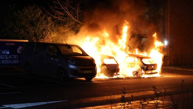Twee auto’s volledig uitgebrand in Drunen, bestelbusje flink beschadigd 