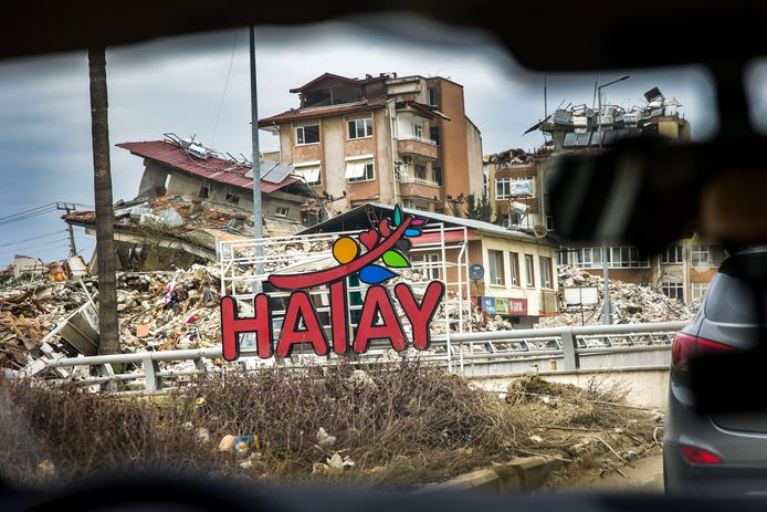 Nederland steekt 10 miljoen euro extra in de wederopbouw na de aardbeving in Turkije.