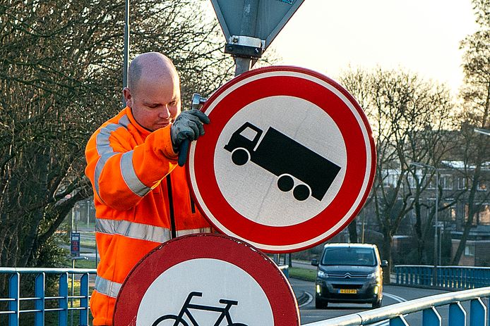Het verbodsbord voor vrachtwagens werd vrijdagmorgen na een jarenlange discussie verwijderd.