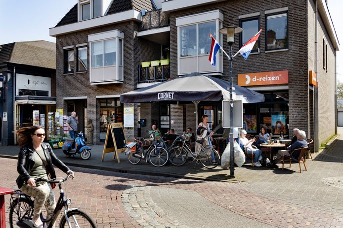 Woensdagmiddag: het terras van Café René (links) moet bij de buren staan, het pand van het failliete D-Reizen