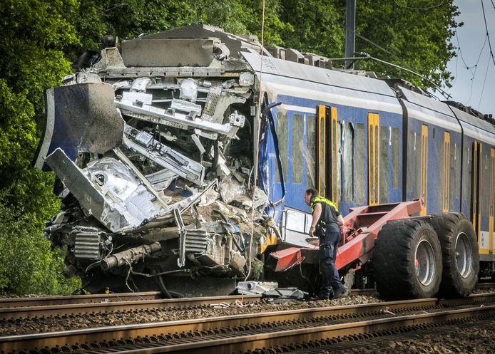 Bij een botsing tussen een trein en een tractor met oplegger op een onbewaakte spoorwegovergang bij de Beilerweg in Hooghalen (Drenthe) kwam de machinist uit Hardenberg om het leven.
