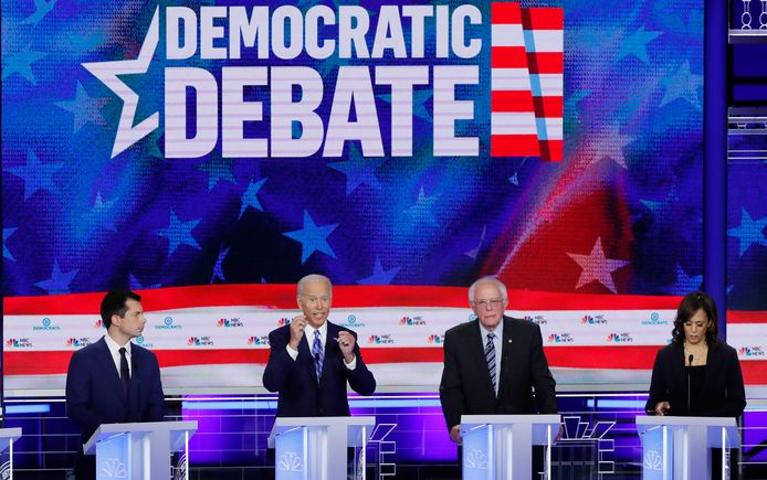 Joe Biden aan het woord tijdens het tweede televisiedebat van de Democratische kandidaten voor de Amerikaanse presidentsverkiezingen van 2020 in Miami. Links van hem Pete Buttigieg, rechts  Bernie Sanders en Kamala Harris.
