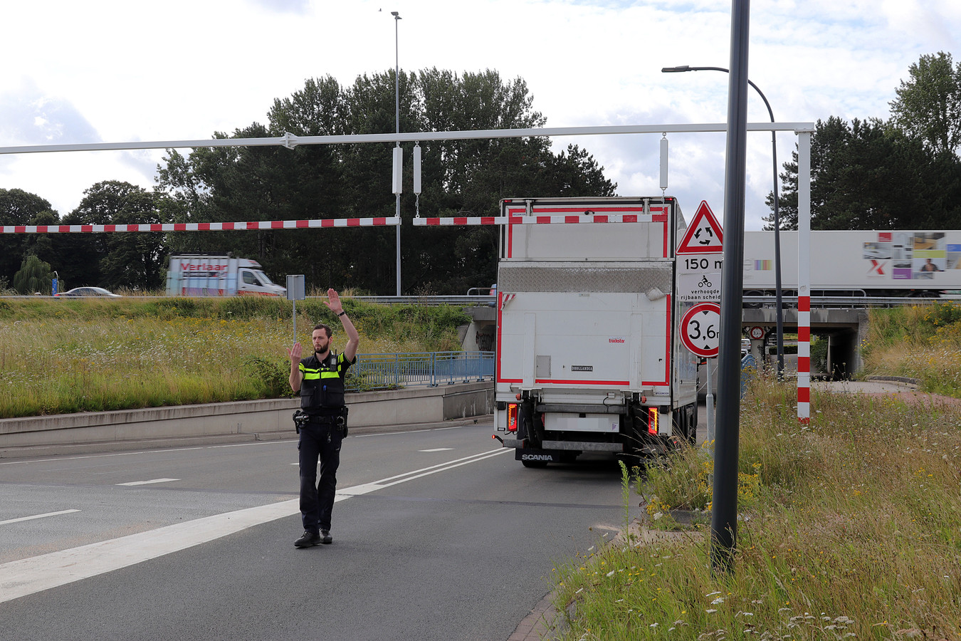 De vrachtwagen liep door de klap lichte schade op.