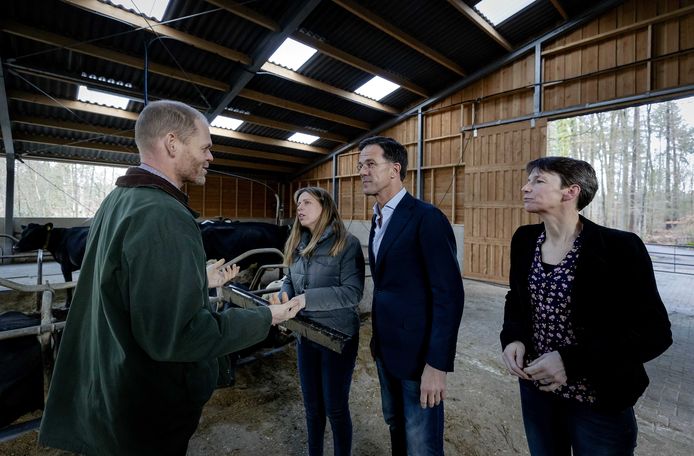 Eefje en Eric Meihuizen gaven een heus college aan premier Rutte over hun melkveehouderij. De premier bracht woensdag samen met minister Carola Schouten van Landbouw, Natuur en Voedselkwaliteit een bezoek aan het bedrijf in Leuvenem in het kader van de stikstofproblematiek.