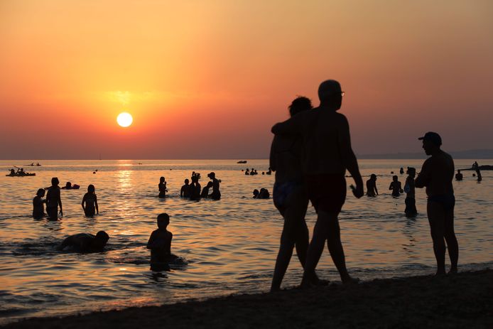 I bagnanti sull'isola italiana della Sicilia.