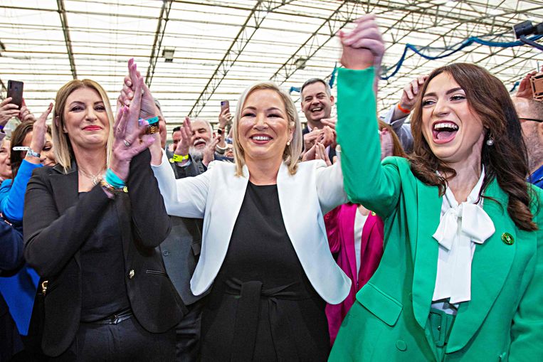Sinn Féin-partijleider Michelle O’Neill (midden) juicht wanneer de eerste resultaten binnenlopen, alles wijst erop dat haar partij het heel goed doet. Beeld AFP