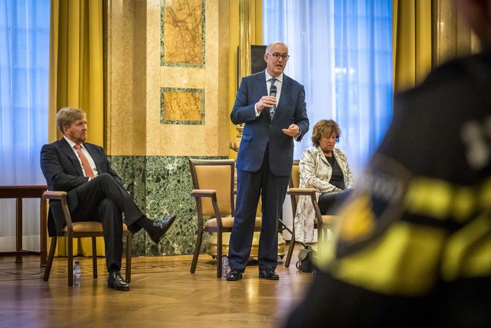 After the riots: King Willem-Alexander and the mayor of Rotterdam Aboutaleb at the Rotterdam city hall in conversation with agents.